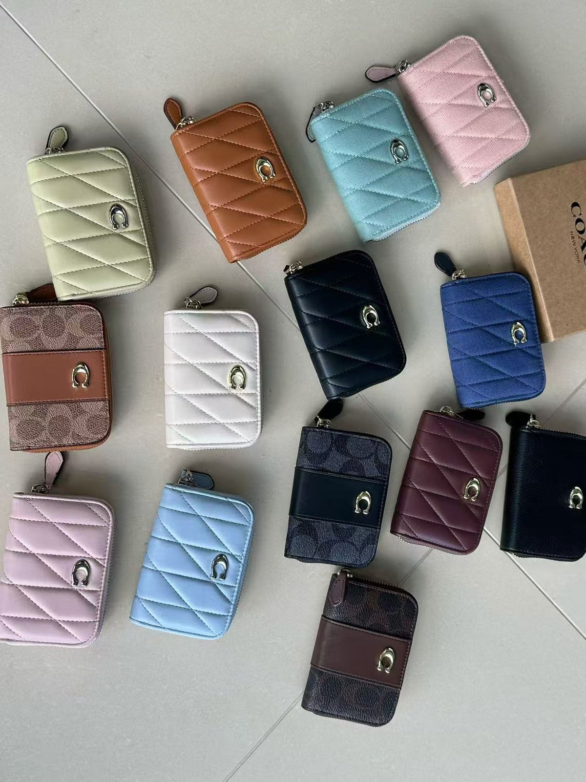 C Essential Small Zip Around Card Case